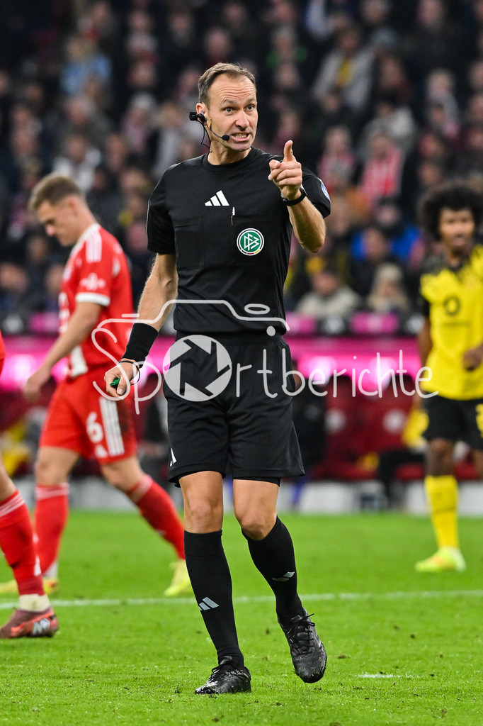 FC Bayern München - Borussia Dortmund | MUNICH, GERMANY - Referee Bastian DANKERT in Action during the bundesliga match between FC Bayern Munich vs. Borussia Dortmund on matchday 7 at Allianz Arena on October 18, 2025 in Munich, Germany / DFL REGULATIONS PROHIBIT ANY USE OF PHOTOGRAPHS AS IMAGE SEQUENCES AND/OR QUASI-VIDEO