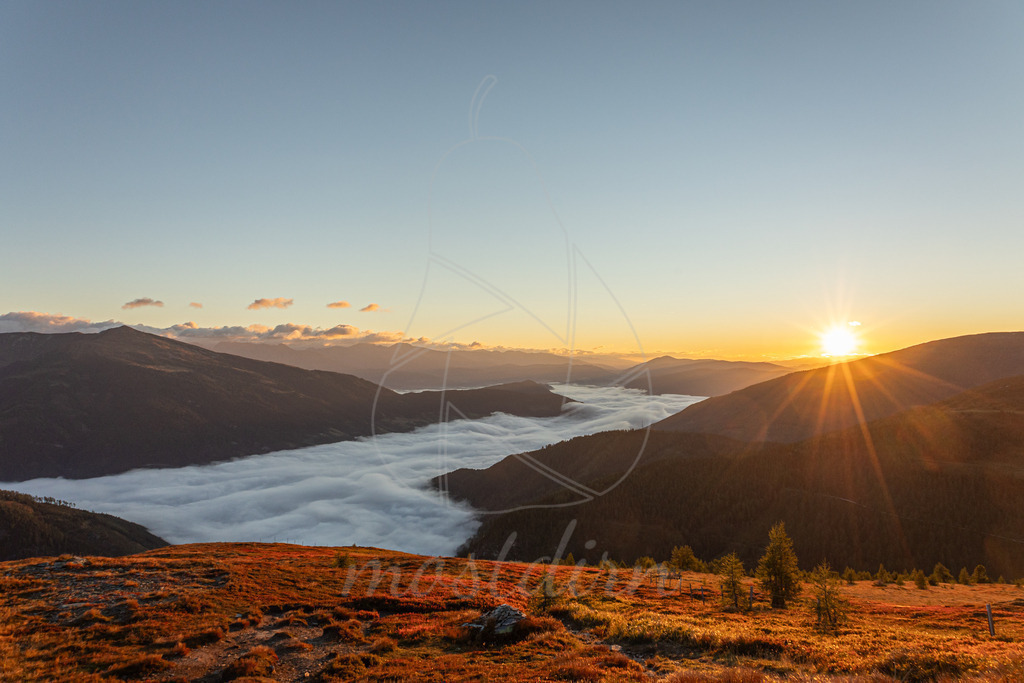 Lungauer Herbstsonne | Sonnenaufgang aufgenommen am Fuße des Karecks Nähe Katschberg. - Realisiert mit Pictrs.com