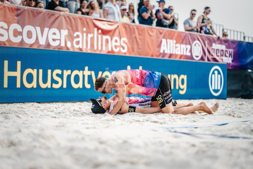 Beachvolleyball | Männer | German Beach Tour 2024 | Tourstop Düsseldorf | 10.05.2024 | Nach dem Sieg liegt Benedikt Sagstetter auf dem Rücken, Jonas Sagstetter darüber
