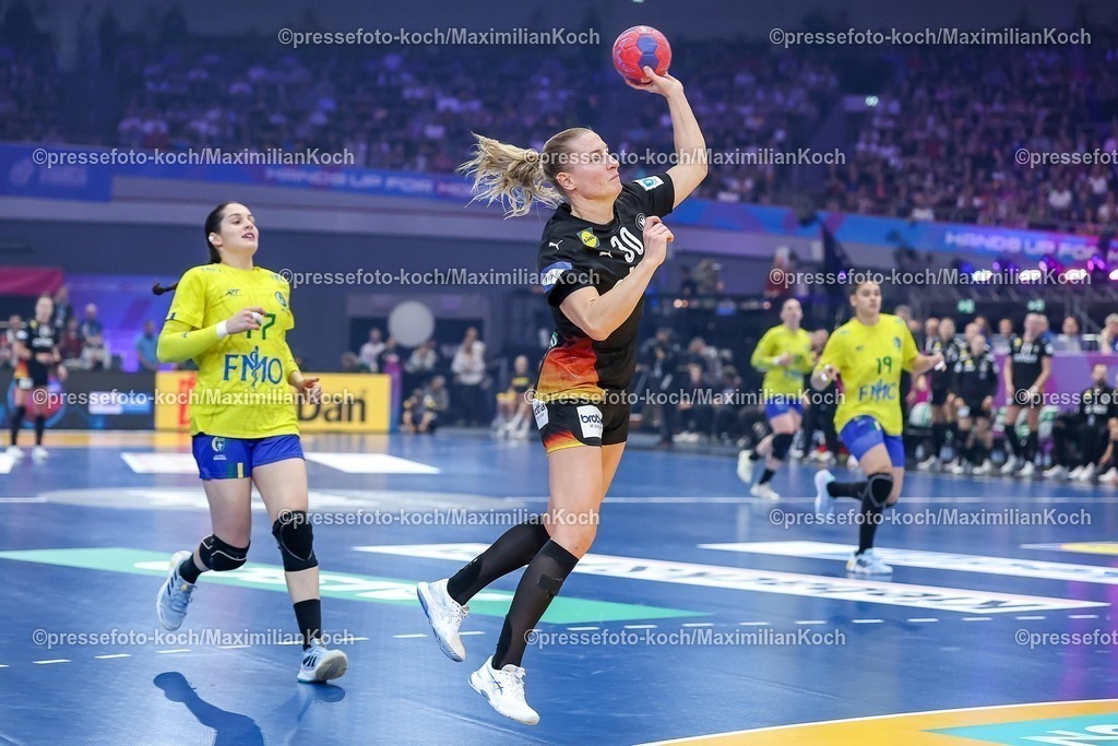 IHF09122502043 | 09.12.2025, Handball WM Frauen, Viertelfinale, Deutschland - Brasilien, 27th IHF Women's Handball World Championship, Westfalenhalle Dortmund: Jenny Behrend (GER #30) beim Wurf auf das Tor 