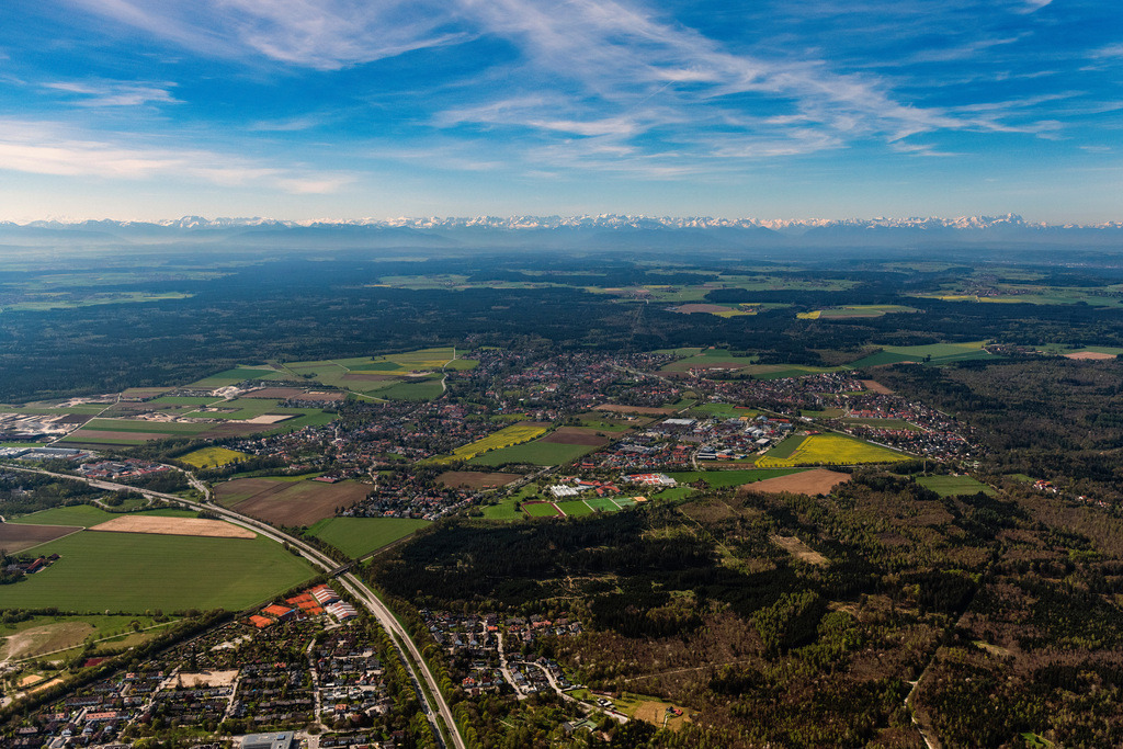 dr__0100634.jpg | UNTERHACHING 04.05.2023 Stadtgebiet mit Außenbezirken und Innenstadtbereich in Unterhaching im Bundesland Bayern, Deutschland. // City area with outside districts and inner city area in Unterhaching in the state Bavaria, Germany. Foto: Daniel Reiter