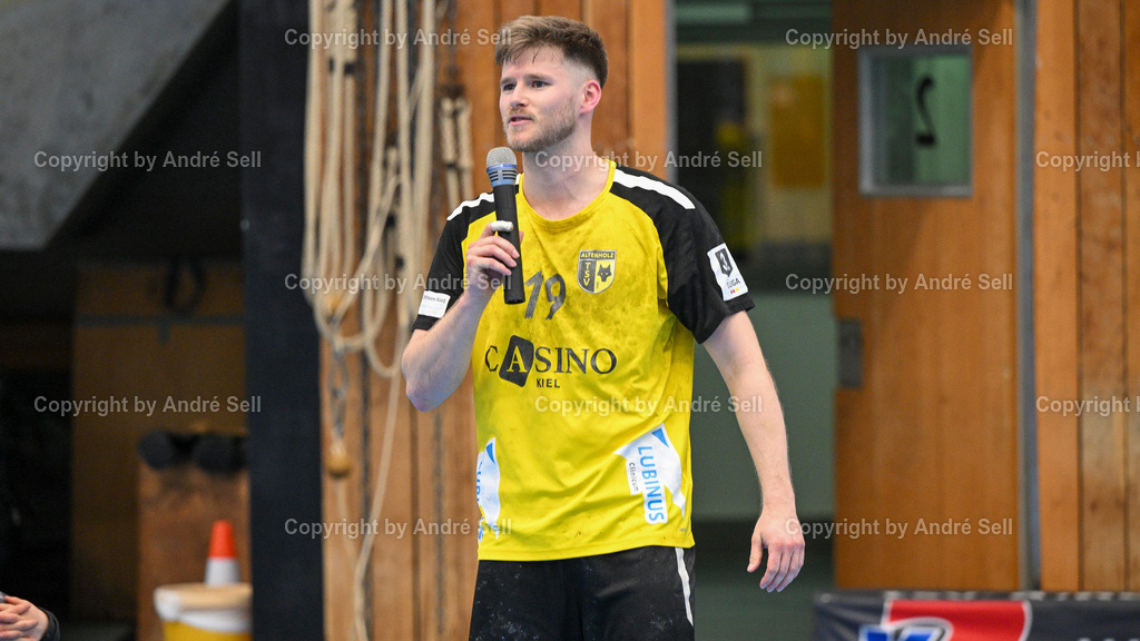 TSV Altenholz vs EHV Aue | Ansprache von Hannes Glindemann (TSVA #19) nach dem Spiel / Handball 3. Liga Nord-Ost Männer 2025/2026 / TSV Altenholz vs EHV Aue / Edgar-Meschkat-Halle / Altenholz / 18.04.26 - Realisiert mit Pictrs.com
