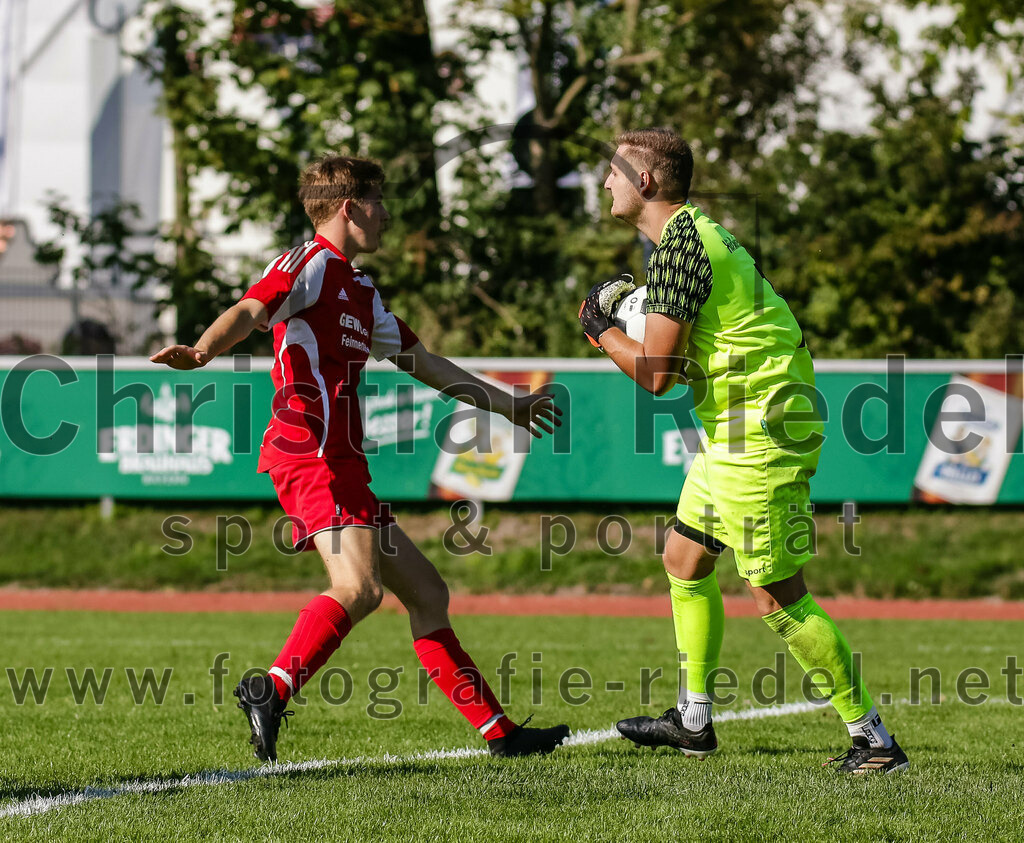 2023-09-09_014_FC_Herzogstadt_II_gegen_SG_Hoerlkofen_Woerth | Erding, Deutschland, 09.09.2023:
Fußball, A-Klassel 2023 / 2024, 6. Spieltag, FC Herzogstadt II gegen SG Hörlkofen/Wörth, Endergebnis: 1:2

Jakob Englhart (SG Hörlkofen/Wörth, #3), Torwart Maximilian Karpfinger (SG Hörlkofen/Wörth, #1)

Foto: Christian Riedel / fotografie-riedel.net
