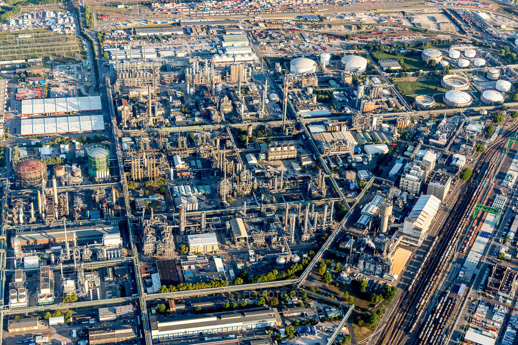 Luftbild: Werksgelände des Chemieproduzenten BASF am Rhein im Ortsteil BASF in Ludwigshafen im Bundesland Rheinland-Pfalz in Deutschland. Foto: IMG_109534.jpg vom 31.07.2018 durch Werner Riehm/FLY-FOTO.de