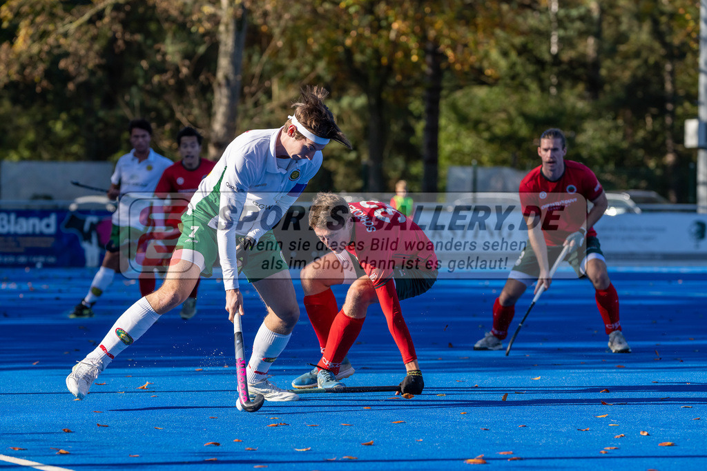 HK_20241103_108474 | 1. Bundesliga Herren Crefelder HTC - Hamburger Polo Club am 3.11.2024 CHTC Krefeld, Krefeld , Paul Smith ( Hamburger Polo Club #7 ) , Schröder Mika ( Crefelder HTC #33 )