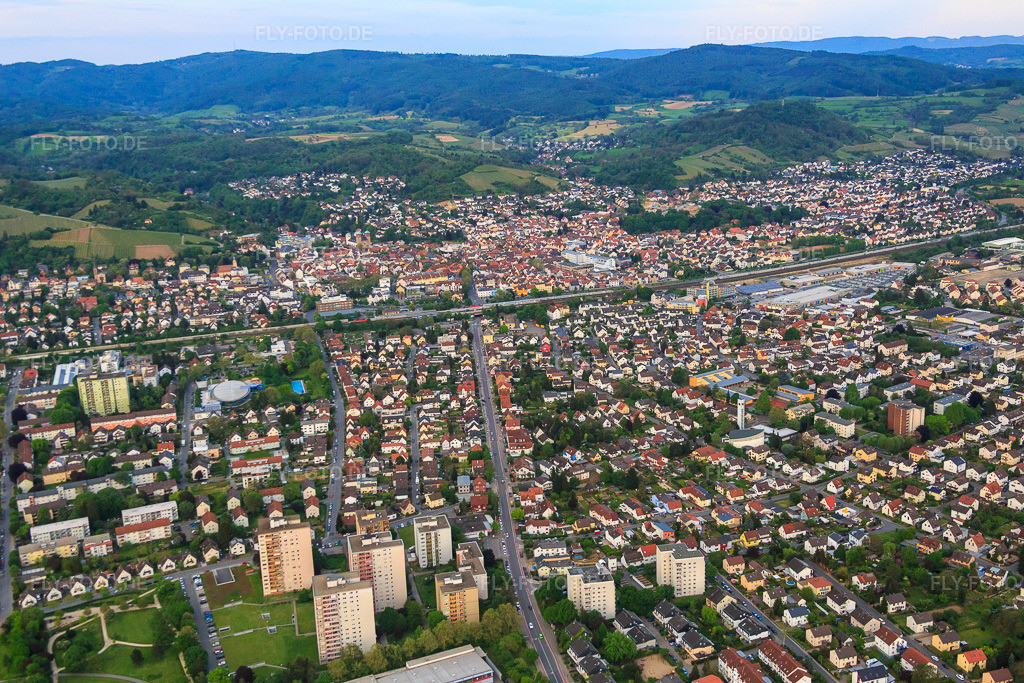 Luftbild: Schwanheimer Straße bis zur Eisenbahn in Bensheim im Bundesland Hessen in Deutschland. Foto: IMG_088361.jpg vom 09.05.2016 durch Werner Riehm/FLY-FOTO.de