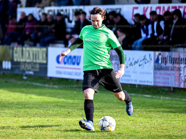 pictureshooting.AT-20220410-0014 | Manuel Aistleitner (ASK), ASKÖ Doppl-Hart (grün) gegen Union Puchenau (weiss), Sport, 1. Klasse Mitte, Fußball OÖ /Foto: pictureshooting.AT/Albert Mikovits Datum 20220410