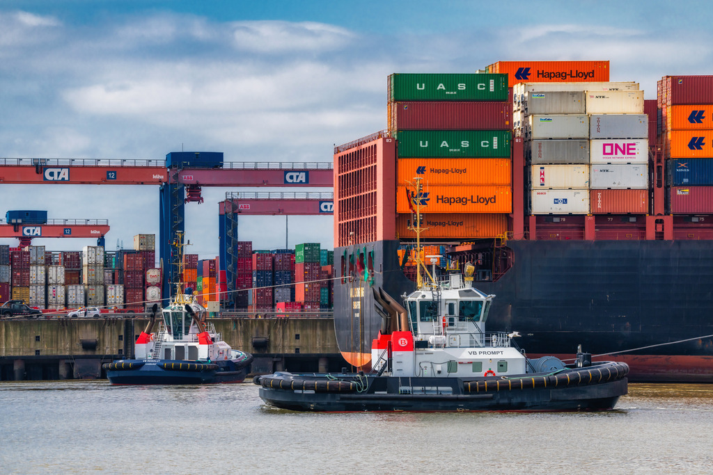 10250602 - Schlepper und Containerschiff | Zwei Schlepper bringen am Terminal Altenwerder ein Containerschiff in Position.