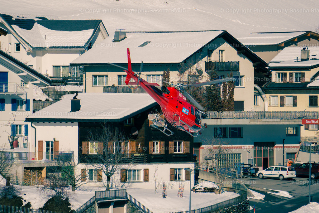 Der Hubschrauber fliegt durchs Dorf | Willkommen im Shop von Photography Sascha Staub. Hier findest du alle Fotos und Medieninhalten von Sascha Staub. In diesem Shop kannst du Lizenzen zu den Fotos, Drucke und Gutscheine für den Shop erwerben.  - Realisiert mit Pictrs.com