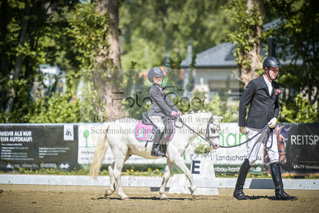DOS_8850 | Entdecke hochwertige Reitturnierfotos von Foto Oger. Professionell, emotional und authentisch – jetzt Lieblingsmomente im Shop bestellen. - Realisiert mit Pictrs.com