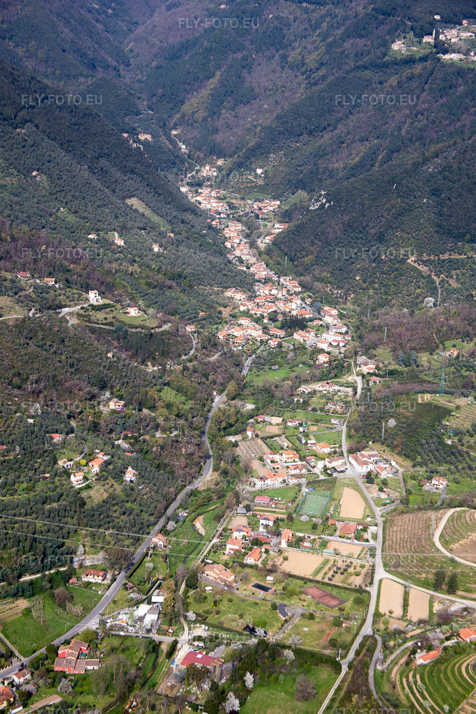 Vue aérienne: Vue de la ville à Valdicastello dans le département Toscane, Italie – .Photo: IMG_086941.jpg prise le 03/04/2016 par Werner Riehm/FLY-FOTO.eu – Résolution de l'original: 3648 x 5472 px