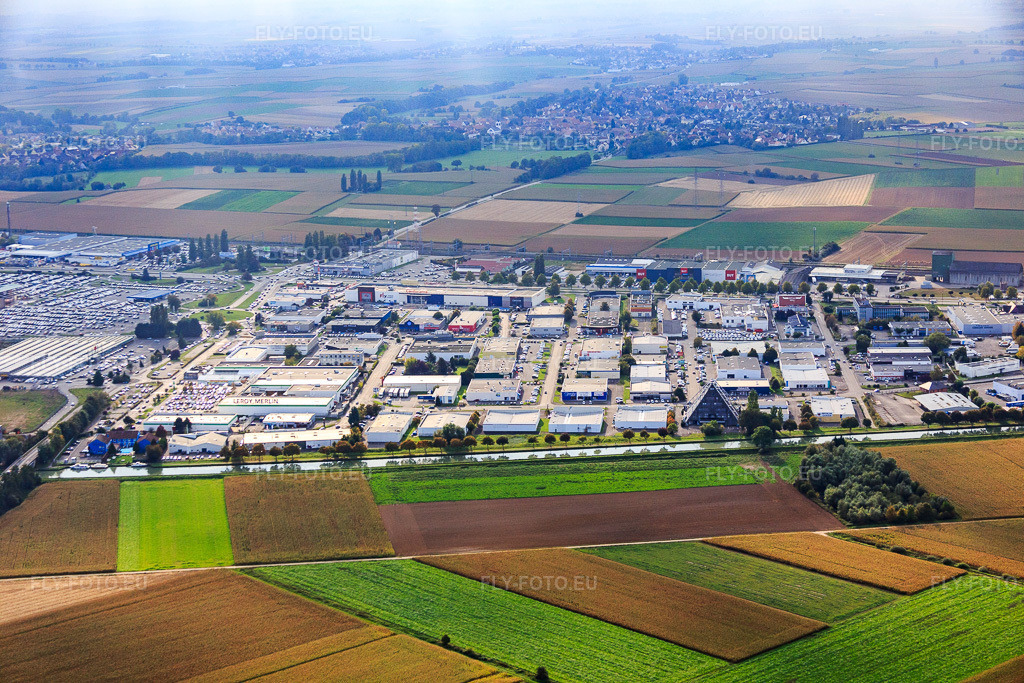 Vue aérienne: Parc industriel de la rue du Commerce à Vendenheim dans le département Bas Rhin, France – .Photo: IMG_074115.jpg prise le 04/10/2014 par Werner Riehm/FLY-FOTO.eu – Résolution de l'original: 5472 x 3648 px