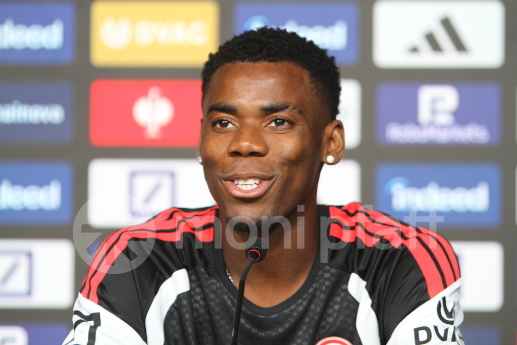 Raphael_Onyedika | Online-Shop | monipfaff.de - Realisiert mit Pictrs.com