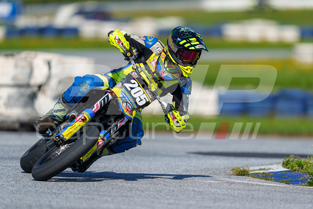 SuperMoto_Staatsmeisterschaft_Greinbach_244 | GRIPcapture steht für authentische Sportfotografie in Österreich – für Momente, die mehr sind als Geschwindigkeit oder Ergebnis. Es geht um Emotion, Spannung, Fokus und den Augenblick, der oft nur einen Wimpernschlag dauert.Ob Motorsport, Teamsport oder 