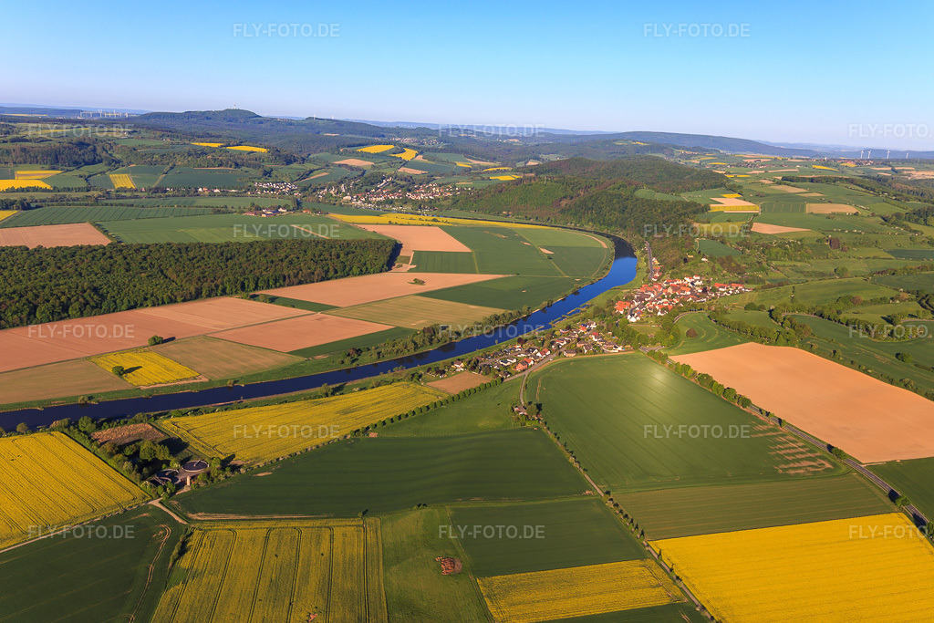 Luftbild: Ortsansicht am Weserufer aus Osten in Brevörde im Bundesland Niedersachsen in Deutschland. Foto: IMG_107177.jpg vom 05.05.2018 durch Werner Riehm/FLY-FOTO.de