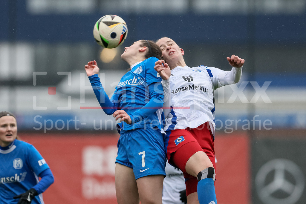 Fussball, 2. Frauen-Bundesliga, Hamburger SV - SV Meppen | v.li.: Marie Bleil (SV Meppen, 7) und Dana Marquardt (Hamburger SV, 18) im Kopfballduell, Kopfball, Zweikampf, Action, Aktion, Spielszene, DIE DFB-RICHTLINIEN UNTERSAGEN JEGLICHE NUTZUNG VON FOTOS ALS SEQUENZBILDER UND/ODER VIDEOÄHNLICHE FOTOSTRECKEN. DFB REGULATIONS PROHIBIT ANY USE OF PHOTOGRAPHS AS IMAGE SEQUENCES AND/OR QUASI-VIDEO.