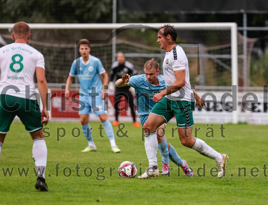 2023-07-28_081_FC_Schwaig_gegen_TSV_1860_Rosenheim | Oberding, Deutschland, 28.07.2023:
Fußball, Landesliga Südost 2023 / 2024, 3. Spieltag, FC Schwaig gegen TSV 1860 Rosenheim, Endergebnis: 1:1

Nils Wölken (FC Schwaig, #8), Lucas Gratt (TSV 1860 Rosenheim, #8), Markus Straßer (FC Schwaig, #11)

Foto: Christian Riedel / fotografie-riedel.net