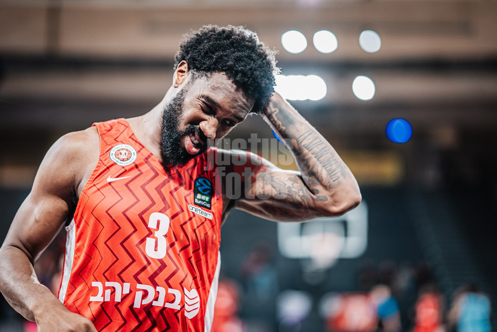 Basketball | Männer | Saison 2024/2025 | BKT EuroCup | Veolia Towers Hamburg vs. Hapoel Bank Yahav Jerusalem | 17.12.2024 | Khadeen Carrington (#3, Hapoel Jerusalem) ärgert sich