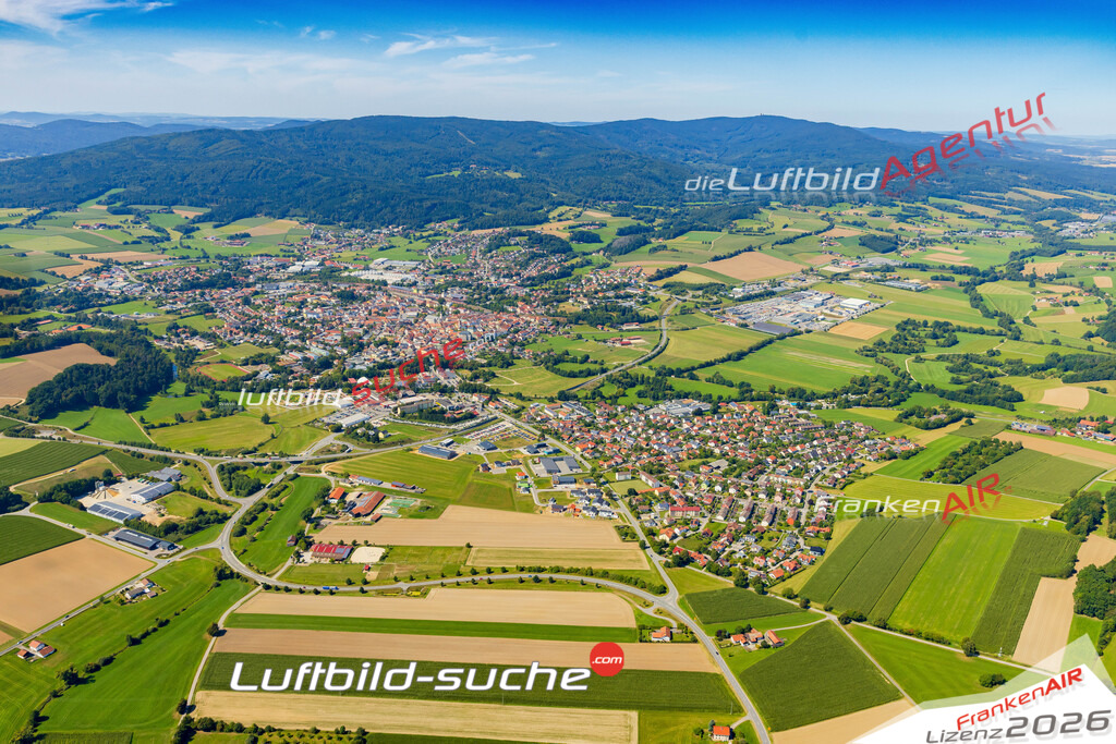 Luftaufnahme der Stadt Furth im Wald - Die Luftaufnahme wurde 2025 vom UL-Flugzeug heraus erstellt ( keine Drohne ) - Hochauflösende Luftaufnahme - für professionelle Ausdrucke geeignet. Die Geschenkidee !Mit Lizenz und Bildrechte bestellbar