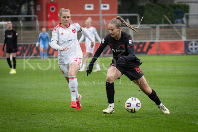 Frauen Fußball-Bundesliga; Bayer 04 Leverkusen - 1. FC Nürnberg, 31.01.2026 | Luisa Guttenberger (1. FC Nürnberg, 4), Juliette Vidal (Bayer 04 Leverkusen, 56); Bayer 04 Leverkusen - 1. FC Nürnberg an Spieltag 16 der Google Pixel Frauen-Bundesliga am 31.01.2026 im Ulrich-Haberland-Stadion in Leverkusen (Nordrhein-Westfalen). DFL REGULATIONS PROHIBIT ANY USE OF PHOTOGRAPHS AS IMAGE SEQUENCES AND/OR QUASI-VIDEO.