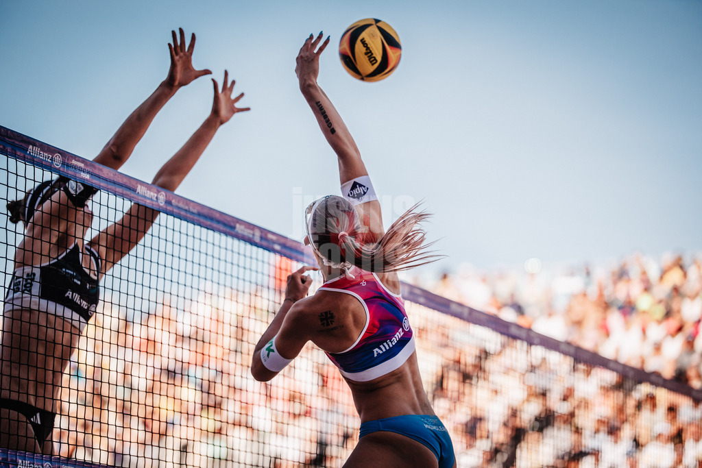 Beachvolleyball | Frauen | Finale |Deutsche Meisterschaften 2025 Timmendorfer Strand | 07.09.2025 | Sandra Ittlinger (rechts) beim Angriff gegen Svenja Müller (links)