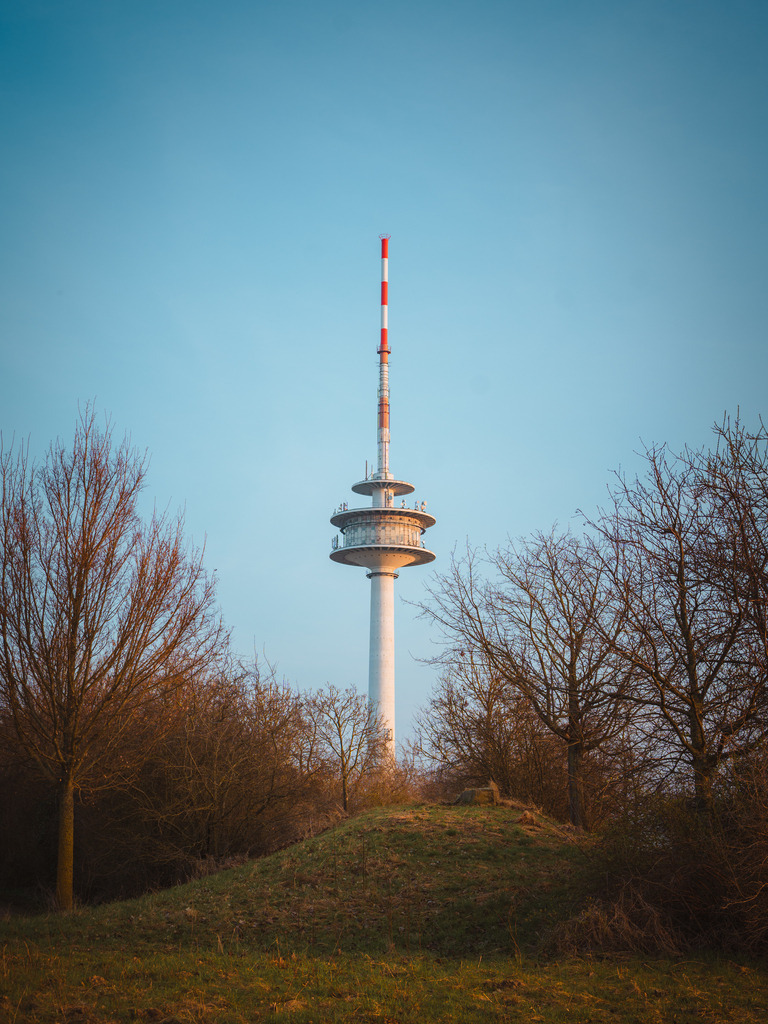 Fernmeldeturm Broitzem | Entdecke exklusive Fotokunst aus Braunschweig: Bildband, Leinwände, Postkarten, Kalender, digitale Downloads & Bildlizenzen. Jetzt im offiziellen Beautiful Braunschweig Shop! - Realisiert mit Pictrs.com