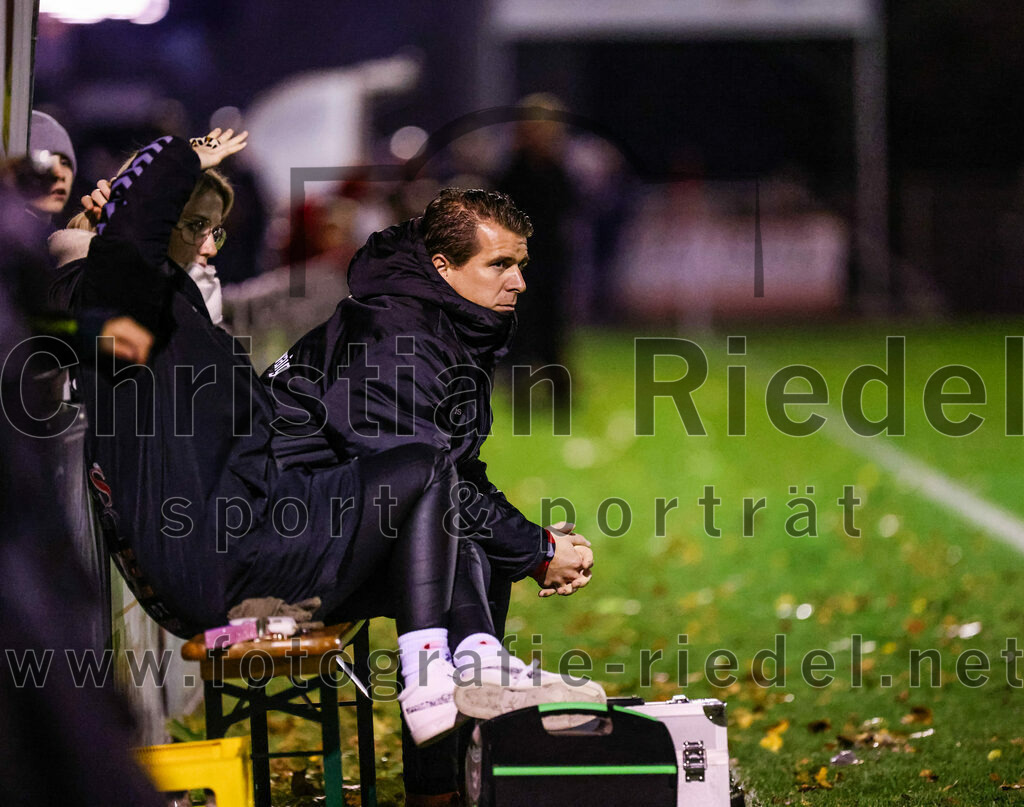 2023-10-27_079_VfB_Hallbergmoos_gegen_FC_Schwaig | Hallbergmoos, Deutschland, 27.10.2023:
Fußball, Landesliga Südost 2023 / 2024, 18. Spieltag, VfB Hallbergmoos gegen FC Schwaig, Endergebnis: 2:3

Trainer Benjamin Held (FC Schwaig)

Foto: Christian Riedel / fotografie-riedel.net