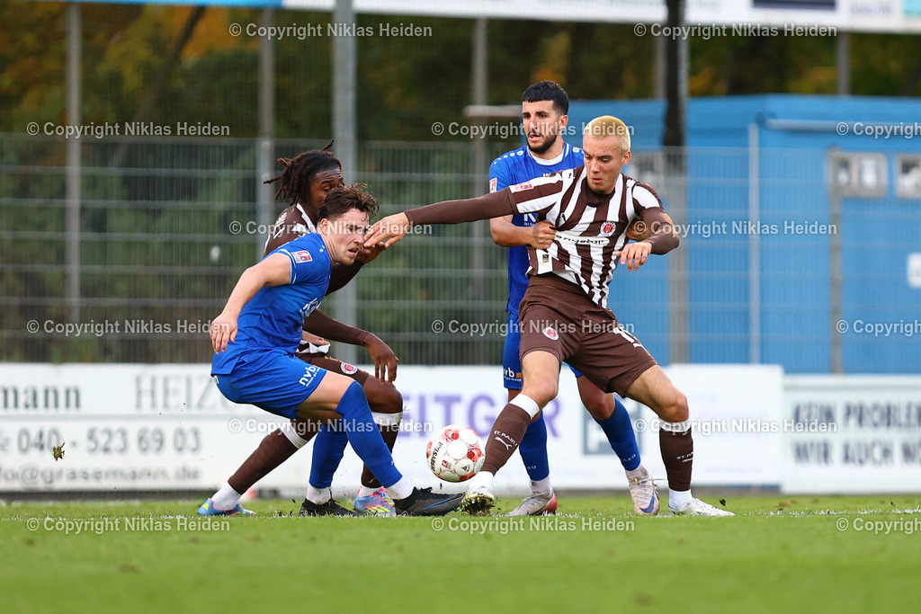NH_FCStPauliU23_SVMeppen_RegionalligaNord_02112025 | #19 Toralf Friedrich Wilhelm Heiko Hense und #7 Romeo Aigbekaen (beide FC St. Pauli U23) und #33 Stefan Rankic und #19 Luis Sprekelmeyer (beide SV Meppen)Fußball I Herren I Regionalliga Nord I Saison 2025-2026 I 17. Spieltag I FC St. Pauli U23 - SV Meppen I 02.11.2025 I Edmund-Plambeck-Stadion