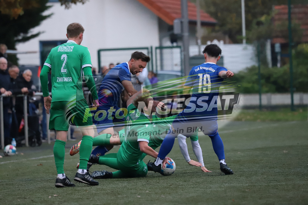 Bünder SV - TuS Bruchmühlen | Auf dem Bild zu sehen: grün Bünder SV v.l.: Tobias Zwiener, Florian Finke, Felix Schnitzler ; blau TuS Bruchmühlen v.l.: Kevin Joerend, Fabian SchäferBünder SV, TuS Bruchmühlen, Saison 25/26, Kreisliga A, Bünde, Deutschland - Realisiert mit Pictrs.com