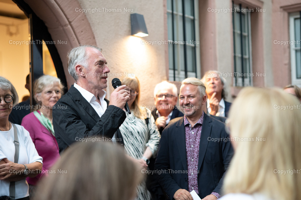 Neo-rauch-Ausstellung-museum-bensheim-art-2024066_Fotografie_Thomas_Neu | 6.7.2024, bbe, Museum Bensheim, Ausstellung Neo Rauch "im Papiergrund", hier im Dialog mit Museumsleiter Dr. Jan Christoph Breitwieser,, Bild: Thomas Neu