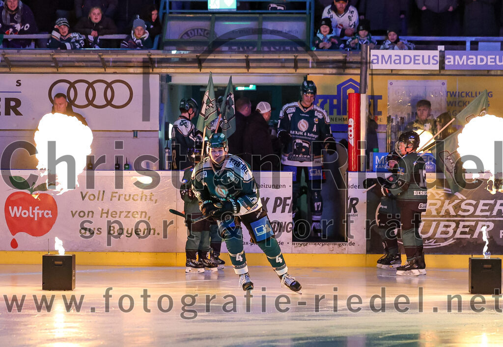 2025-12-23_010_TSV_Erding_gegen_Heilbronner_Falken | Erding, Deutschland, 23.12.2025:Eishockey, Oberliga Süd 2025 / 2026, 29. Spieltag, TSV Erding gegen Heilbronner Falken, Endergebnis: 5:4Jesse Kauhanen (Erding Gladiators, #4)Foto: Christian Riedel / fotografie-riedel.net
