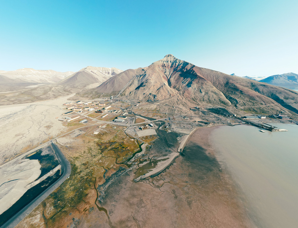 Pyramiden-auf-Spitzbergen-aus-der-Luft 20 - URBANISTER | default - Realisiert mit Pictrs.com