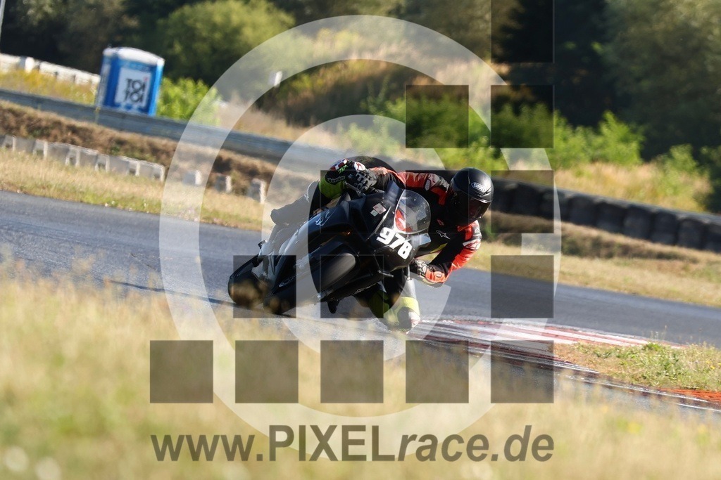0978-20240814_13483 | Schöne Erinnerungen an spannende Momente - das festzuhalten ist unser Job. PIXELrace.de ist seit 2003 auf den Rennstrecken Europas unterwegs um die Action draußen beim Fahren und die wunderbare Stimmung imm Fahrerlager für euch einzufangen.