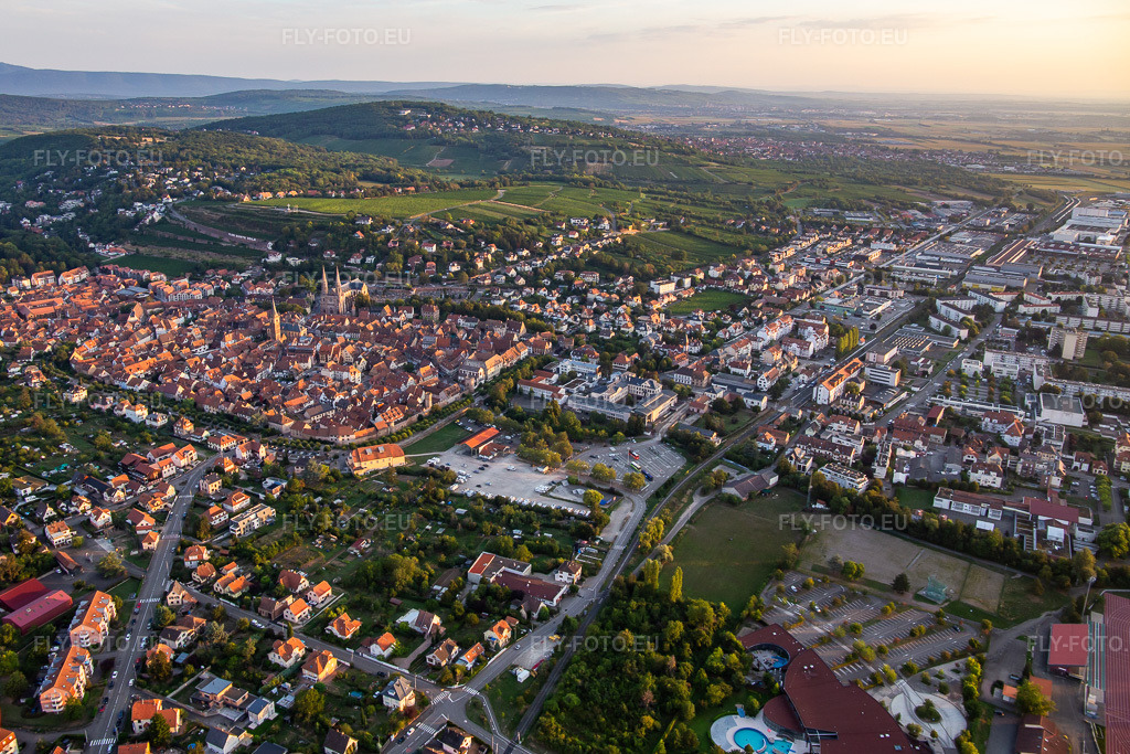 Vue aérienne: Vue de la ville depuis le sud-est à Obernai dans le département Bas Rhin, France. Photo: IMG_137965.jpg prise le 19/08/2023 par Werner Riehm/FLY-FOTO.euRésolution de l'original: 4945 x 3296 px
