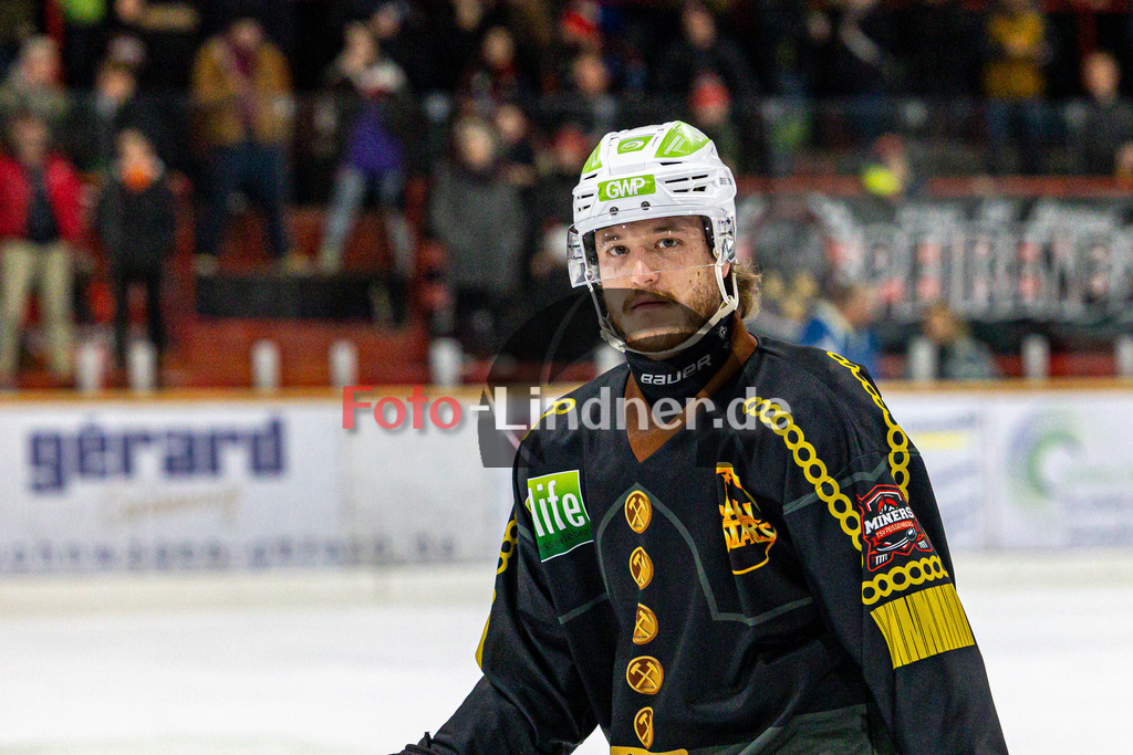 Halbfinale Spiel 3 TSV Peißenberg Miners vs TEV Miesbach | Eishockey Bayernliga Playoffs 2023/2024, Halbfinale Spiel 3 TSV Peißenberg Miners vs TEV Miesbach, 20240315,
Bernhard SCHMID (Miners 77) beim Aufwärmen,
2024-03-15 in Peißenberg (Eisstadion)
77 Bernhard SCHMID (Miners 77)
Copyright: WolfgangxLindner foto-lindner.de