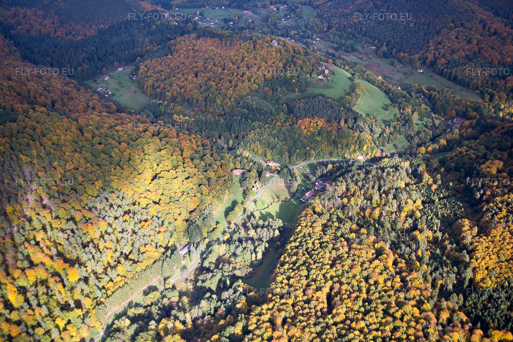 Vue aérienne: Vue de la ville à Windstein dans le département Bas Rhin, France. Photo: IMG_084694.jpg prise le 23/10/2015 par Werner Riehm/FLY-FOTO.euRésolution de l'original: 5472 x 3648 px
