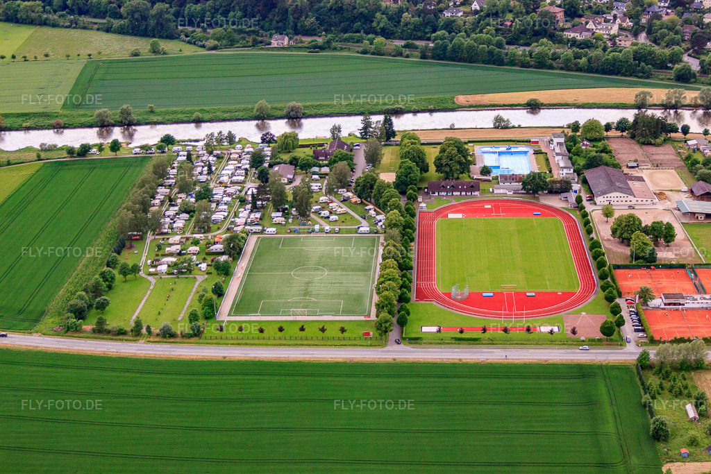 Luftbild: Sportzentrum am Weserufer mit Freibad Höxter, Weserkampfbahn des Phönix 95 Höxter, Wesercamping Höxter und Tennisverein Rot-Weiß Höxter in Höxter im Bundesland Nordrhein-Westfalen in Deutschland.Foto: IMG_65314.jpg vom 24.05.2014 durch Werner Riehm/FLY-FOTO.deFreibad Höxter - Informationen über das Freibad in Höxter // Förderverein Freibad Höxter e.VHallo, - ! | Phönix95HöxterWWW.WESERCAMPING-HOEXTER.DETennisverein Höxter