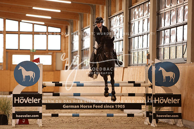 1J2A7739Leni Pell_ Emilie H_ Kn244_ Glantz_ Hohen Wieschendorf | Foto- und Videografie für alles rund ums Pferd. Hochwertige Bilder und Videos vom Spring- und Dressurreiten, Voltigieren & mehr. Jetzt aktuelle Veranstaltungen und Preise im Shop ansehen. - Realisiert mit Pictrs.com