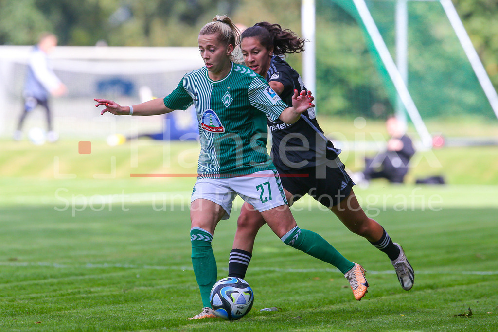 Fussball, Testspiel Frauen, Hamburger SV - SV Werder Bremen | v.li.: Nina Lührßen (SV Werder Bremen, 27) und Almudena Sierra (Hamburger SV, 24) im Zweikampf, Duell, Dynamik, Aktion, Action, Spielszene