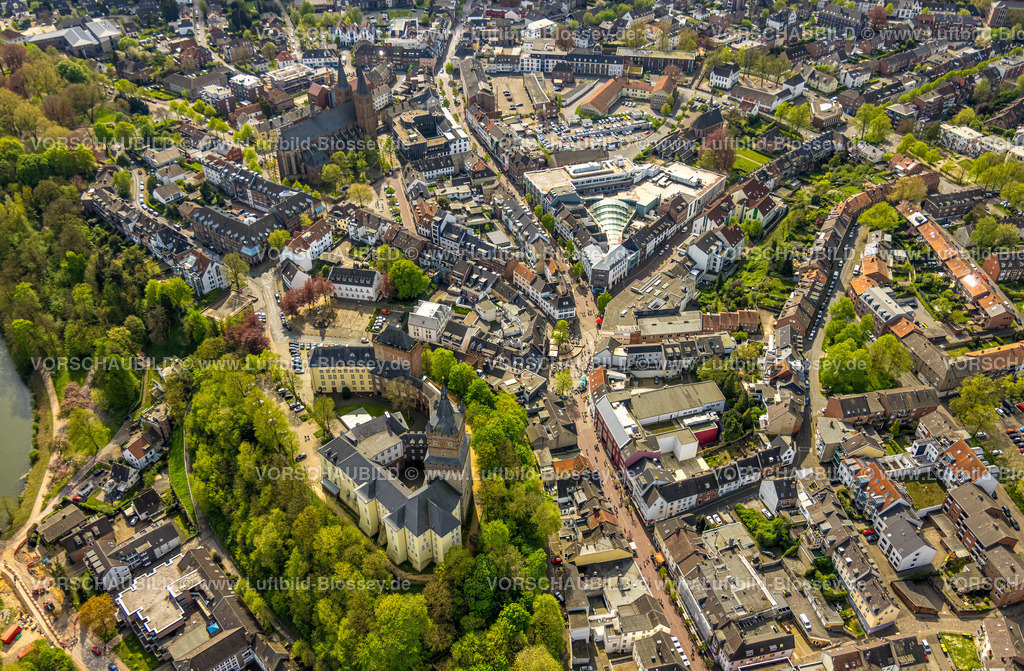 Kleve240402667 | Luftbild, Übersicht über die malerische Altstadt Kleve mit der Sehenswürdigkeit Schwanenburg sowie Landgericht und Amtsgericht, Schloßberg, kath. Kirche Stiftskirche St. Mariae Himmelfahrt, Innenstadt mit Neue Mitte Einkaufszentrum und Fußgängerzone Große Straße, Kleve, Niederrhein, Nordrhein-Westfalen, Deutschland