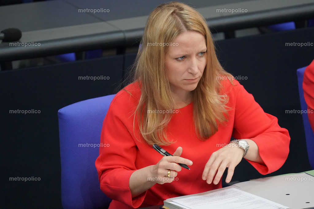 Daniela Kluckert (3) | Metropolico