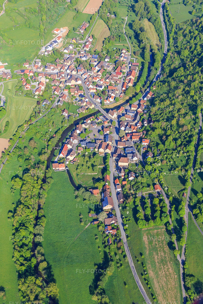 Luftbild: Dorfansicht im lieblichen Tauberta am Morgen aus Südosten im Ortsteil Archshofen in Creglingen im Bundesland Baden-Württemberg in Deutschland. Foto: IMG_146492.jpg vom 10.05.2025 durch Werner Riehm/FLY-FOTO.de