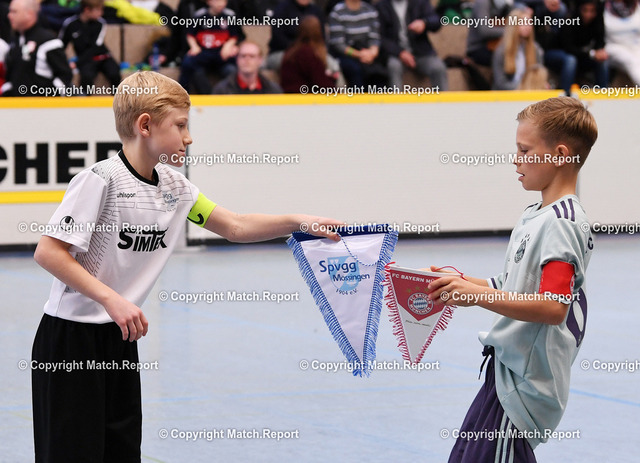 ULM | Hallenfussball U 12 Junioren Betzi Cup 2018  01.12.2018VorrundeSpvgg Moessingen - FC Bayern MuenchenWimpeltausch vor dem SpielAnton Meister (li, Spvgg Moessingen) und Luk Hohmann (re, FC Bayern Muenchen)FOTO: ULMER PressebildagenturxxNOxMODELxRELEASExx