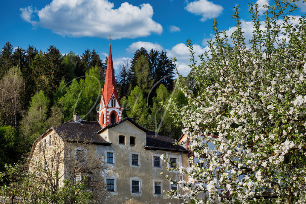 Risschlössl | Das Risschlössl in Flaurling zur Frühlingszeit