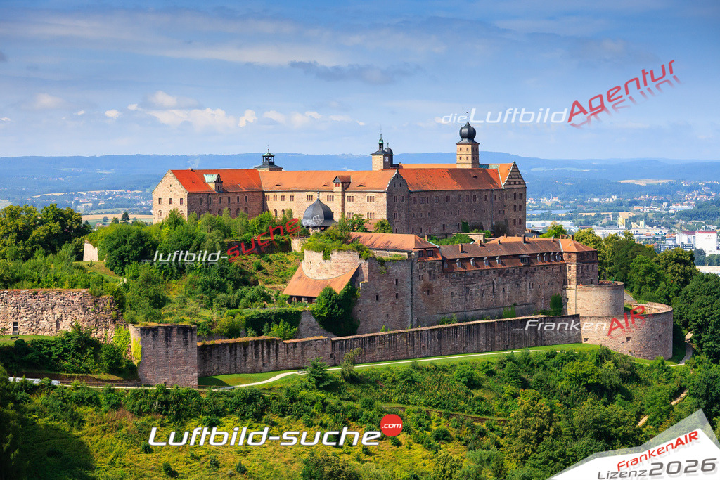 Die Luftaufnahme Plassenburg - Kulmbach wurde vom UL-Flugzeug (keine Drohne) aus fotografiert.Hohe Druck- Auflösung-die Geschenkidee!