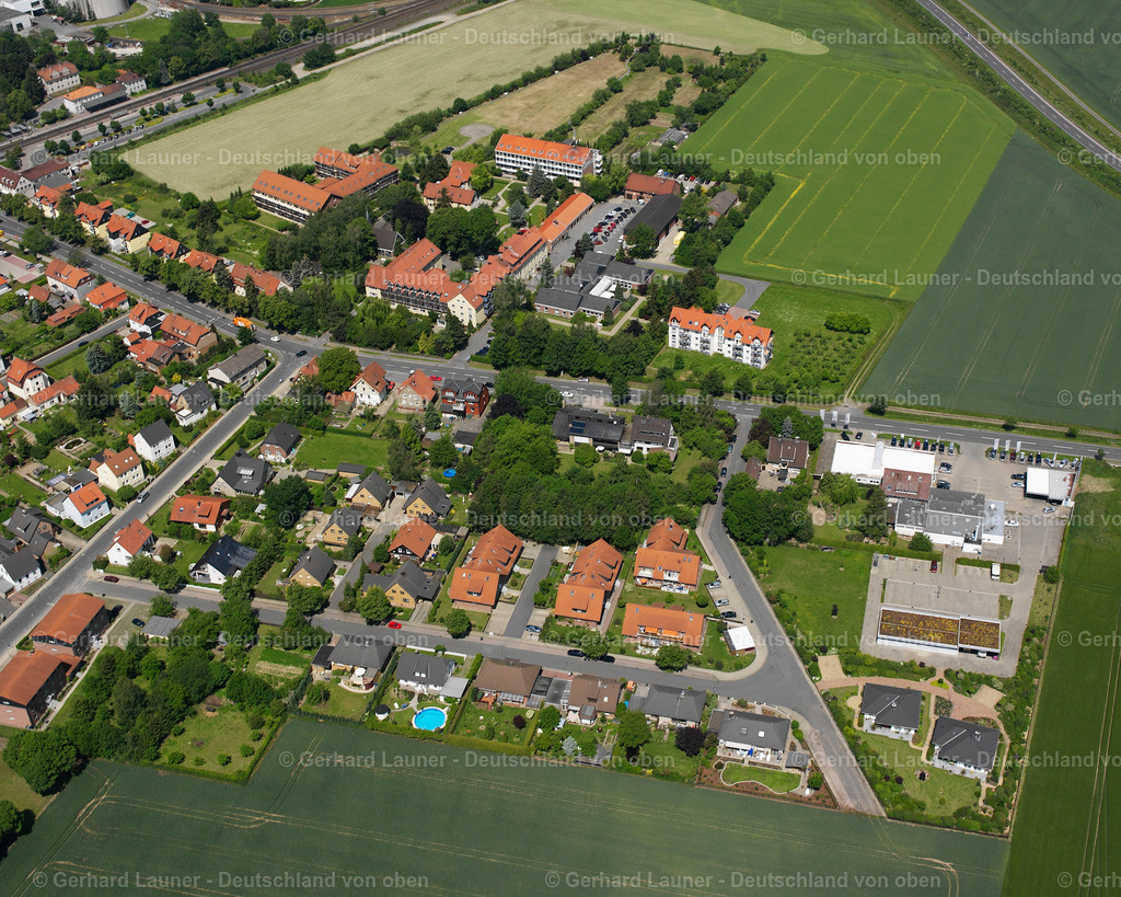 2638189 | SCHLADEN 09.06.2006 Landwirtschaftliche Nutzflächen und Feldgrenzen  umsäumen das Siedlungsgebiet des Dorfes in Schladen im Bundesland Niedersachsen, Deutschland // Agricultural land and field boundaries surround the settlement area of the village  in Schladen in the state Lower Saxony, Germany Foto: Gerhard Launer