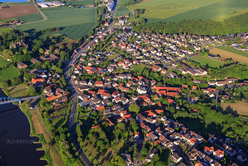 Luftbild: Fluß- Uferbereichen der Weser und der B83 in Hehlen im Bundesland Niedersachsen in Deutschland.Foto: IMG_65004.jpg vom 23.05.2014 durch Werner Riehm/FLY-FOTO.deAuflösung des Originals: 4752 x 3168 px