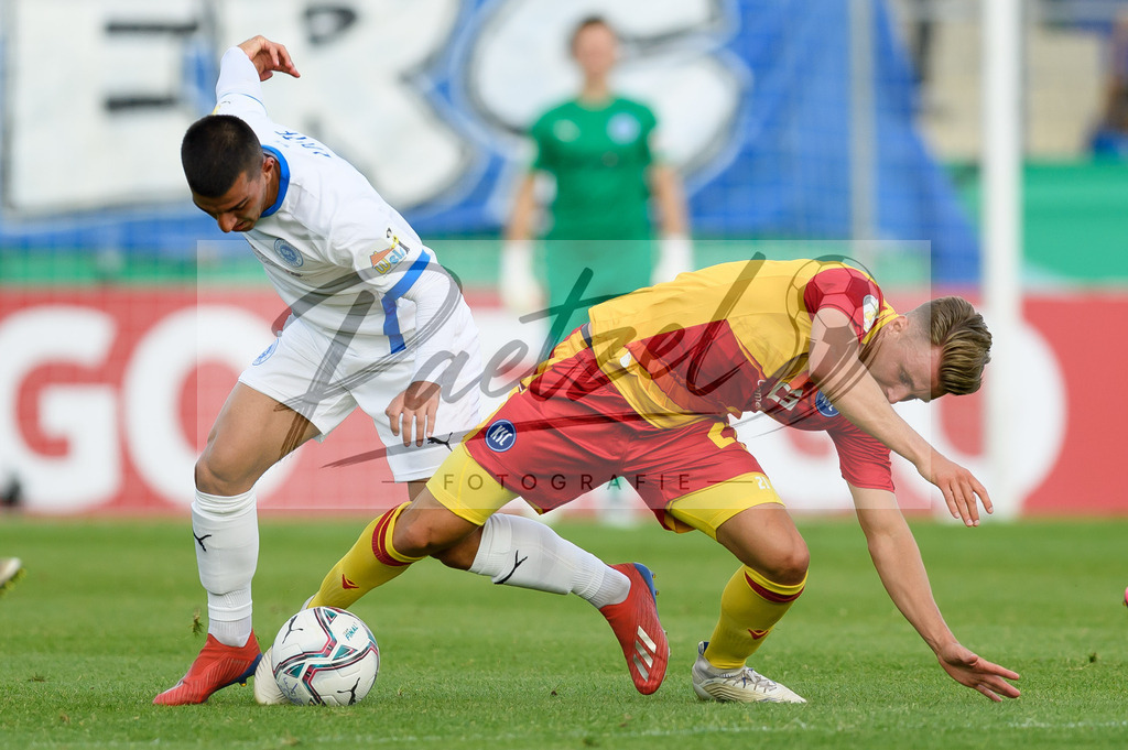 LOTKSC20210809_020 | Fussball, Herren: Muhammed Terzi (Sportfreunde Lotte) und Christoph Kobald (Karlsruher SC) im Zweikampf beim Spiel der 1. Runde im DFB-Pokal zwischen SF Lotte und Karlsruher SC im Stadion am Lotter Kreuz am 09.08.2021 in Lotte, Deutschland.DFB / DFL REGULATIONS PROHIBIT ANY USE OF PHOTOGRAPHS AS IMAGE SEQUENCES AND/OR QUASI-VIDEO. - Realisiert mit Pictrs.com