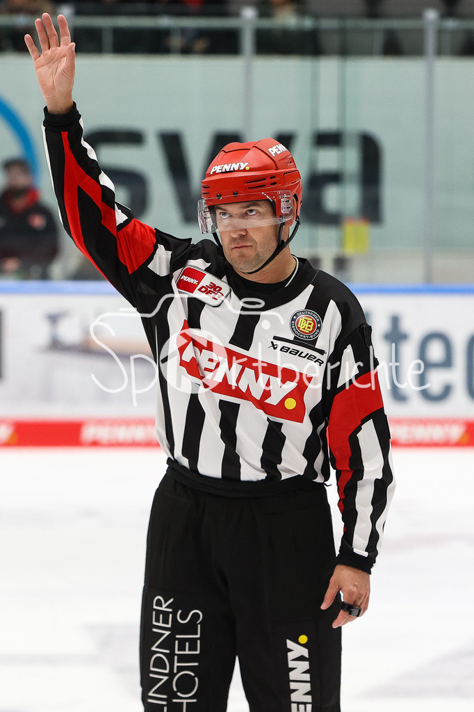 Augsburger Panther - Eisbären Berlin | DEL Hauptschiedsrichter Martin FRANO in Aktion / Freisteller / Einzelfoto