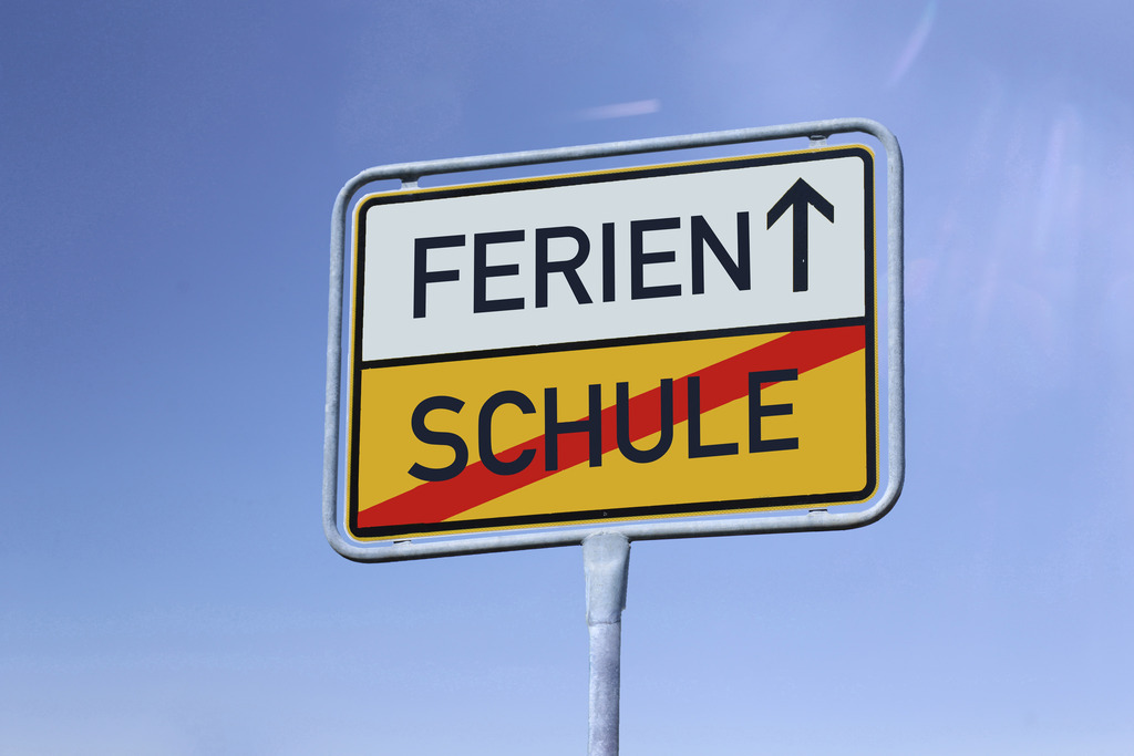 Symbolbild Sommerferien: Deutsches Ortsausgangsschild mit dem Schriftzug Schule/Ferien vor blauem Himmel (Composing) | Symbolbild Sommerferien: Deutsches Ortsausgangsschild mit dem Schriftzug Schule/Ferien vor blauem Himmel (Composing) - Realisiert mit Pictrs.com